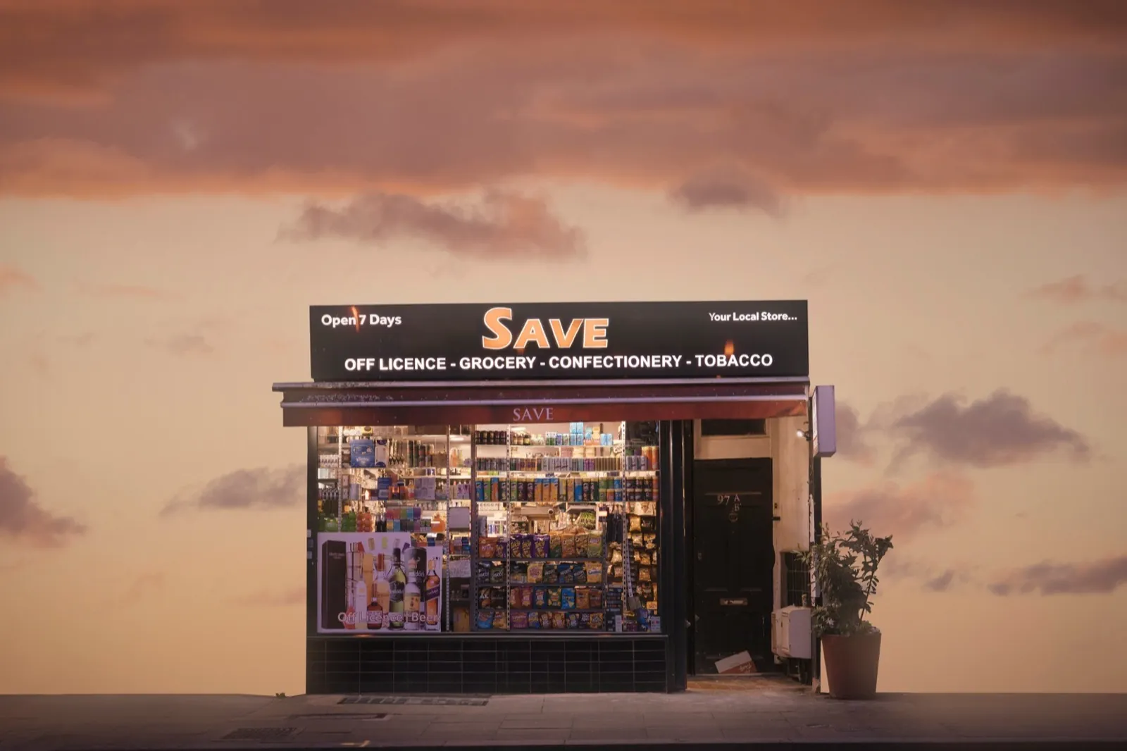 Una tienda de conveniencia independiente al anochecer